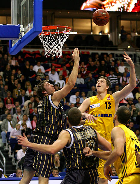 苦苦支撑！杜兰特三节16中11砍下30分 球队落后27分.